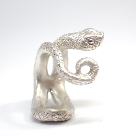 巻き付くシシバナヘビイヤーカフ(white)