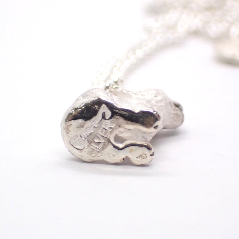 遠吠えオオカミの幼獣ネックレス(white) | EmiriA online shop 遠吠えオオカミの幼獣ネックレス(white) | EmiriA online shop