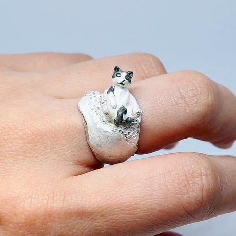 お花畑で寝転ぶネコリング（white）