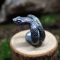 巻き付くシシバナヘビイヤーカフ(black matte)