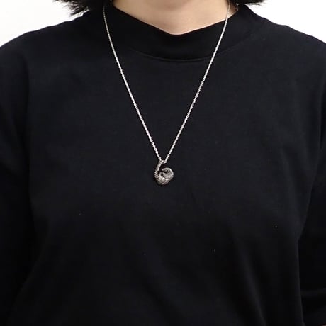 ぶら下がるセンザンコウネックレス(black matte)
