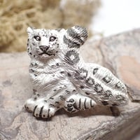 もふ尻尾のユキヒョウブローチ