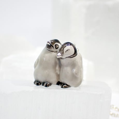 皇帝ペンギンヒナ一緒に温まるネックレス