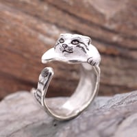 様子を伺うマヌルネコリング(white)