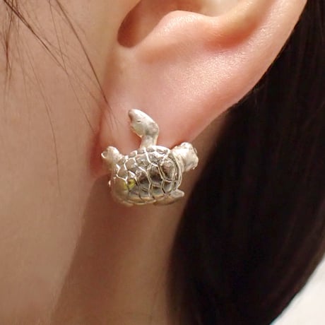 アオウミガメの子ピアス(white)