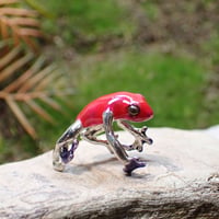 イチゴヤドクガエルイヤーカフ