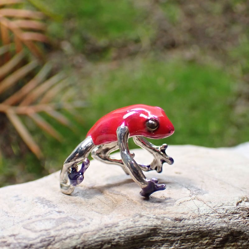 イチゴヤドクガエルイヤーカフ | EmiriA online shop