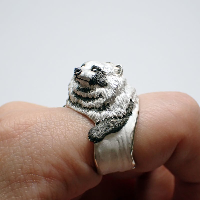 見つめるタヌキリング(white＆black) | EmiriA online shop