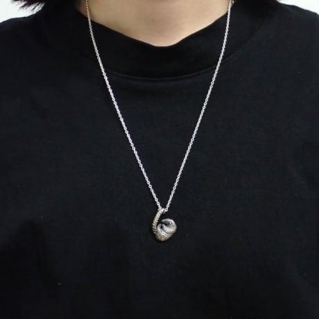 ぶら下がるセンザンコウネックレス(black)
