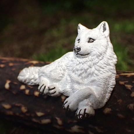 オオカミ前足交差ブローチ(white)