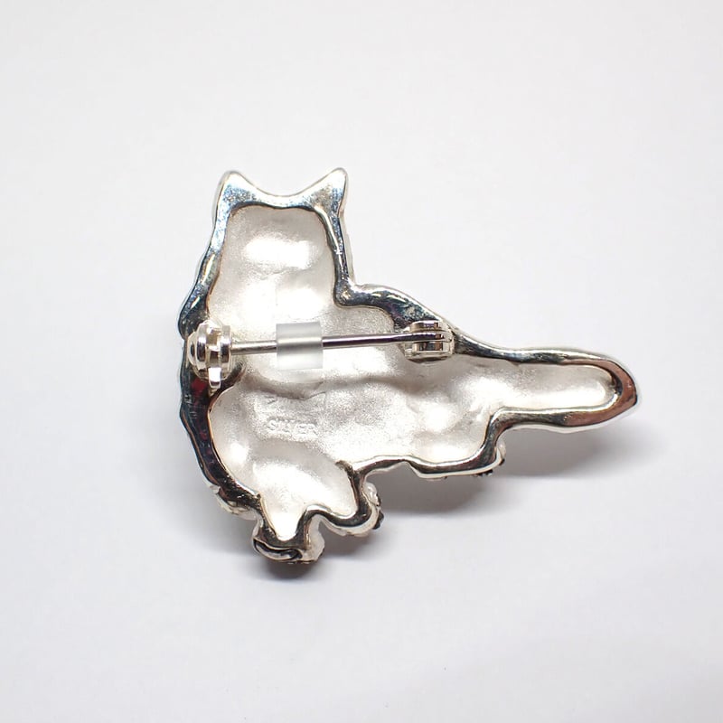 オオカミ前足交差ブローチ(gray) | EmiriA online shop オオカミ前足交差ブローチ(gray) | EmiriA online shop