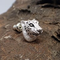 見つめるユキヒョウピアス