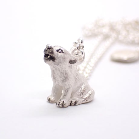 遠吠えオオカミの幼獣ネックレス(white)