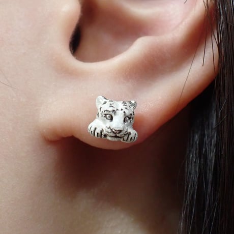 ユキヒョウ両前足ピアス