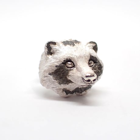 見つめるタヌキピアス(white)