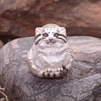 お座りマヌルネコブローチ