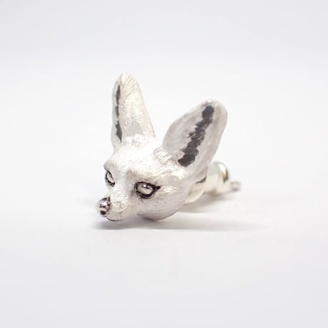 見つめるフェネックピアス(white)