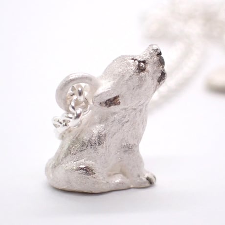 遠吠えオオカミの幼獣ネックレス(white)