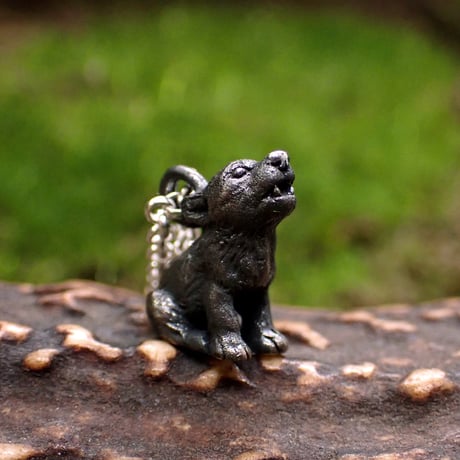 遠吠えオオカミの幼獣ネックレス(black)