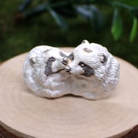 心で見つめ合うタヌキブローチ (white＆black)