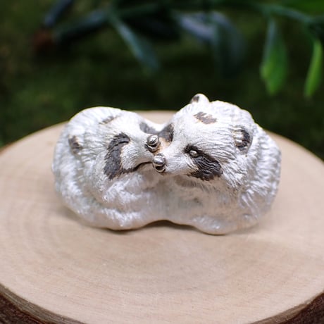 心で見つめ合うタヌキブローチ (white＆black)
