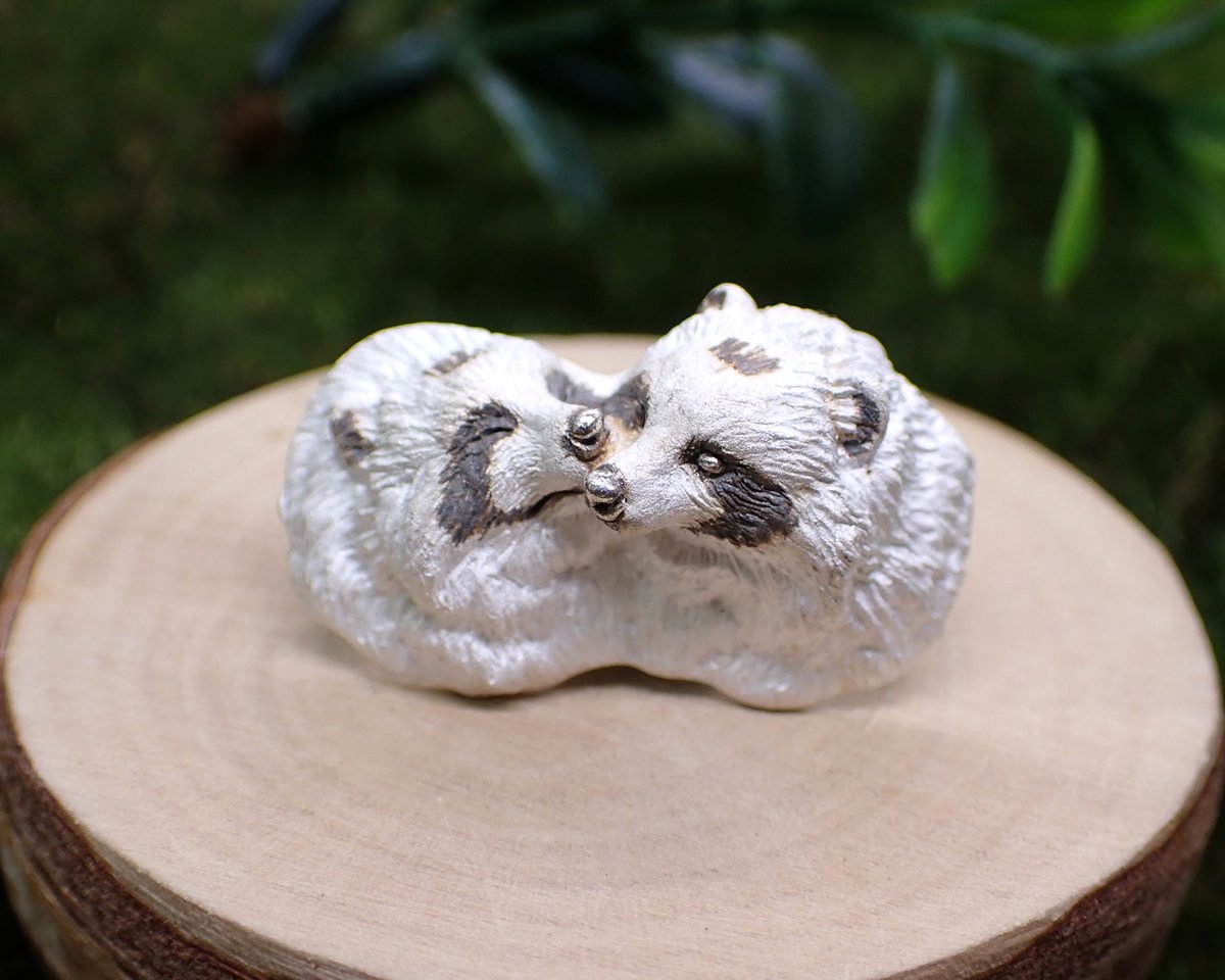 心で見つめ合うタヌキブローチ (white＆black) | EmiriA online shop
