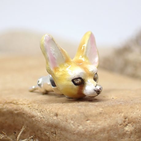 見つめるフェネックピアス(color)