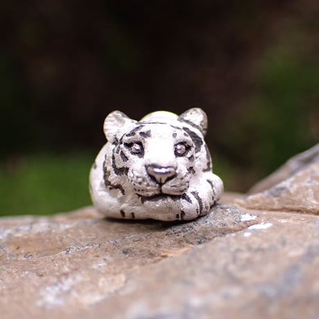 トラ両前足ピアス(white)