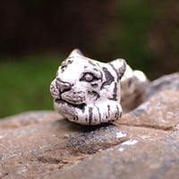 トラ両前足ピアス(white)