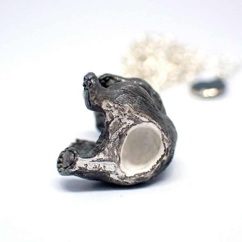 お座りツキノワグマネックレス | EmiriA online shop