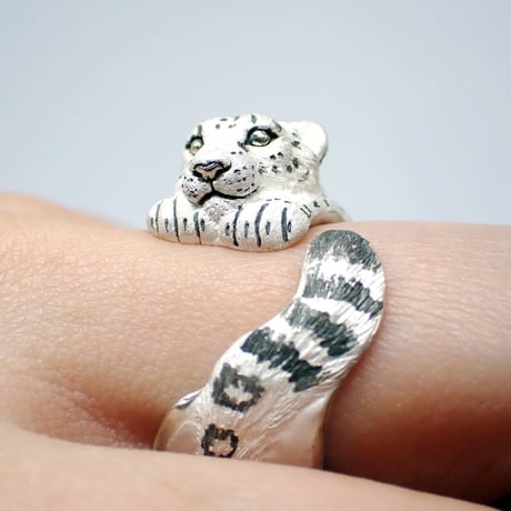伏せるユキヒョウリング(white)