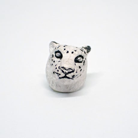 見つめるユキヒョウピアス