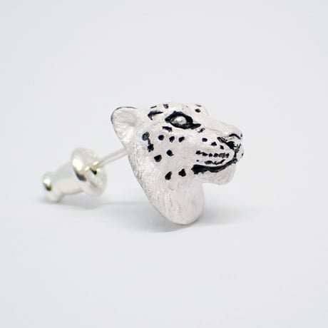 見つめるユキヒョウピアス