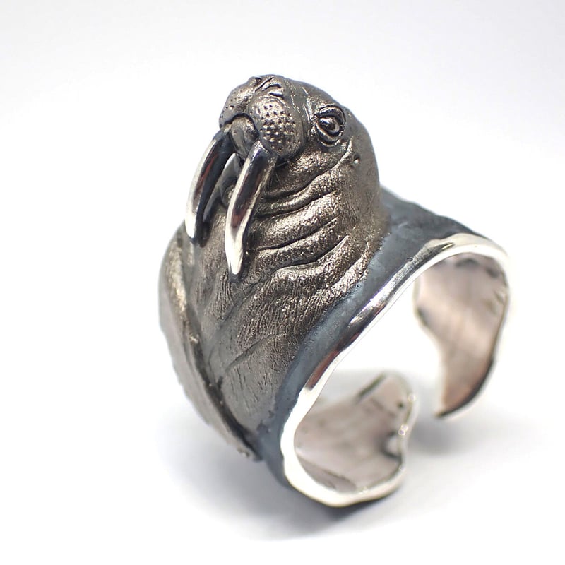 自慢するセイウチリング(black matte) | EmiriA online shop