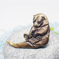 お座りカワウソブローチ