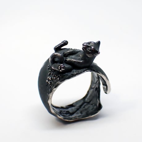 お花畑で寝転ぶネコリング（black）