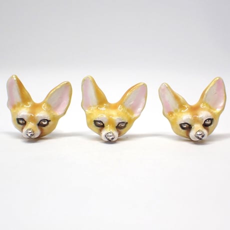 見つめるフェネックピアス(color)