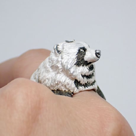 見つめるタヌキリング(white＆black)