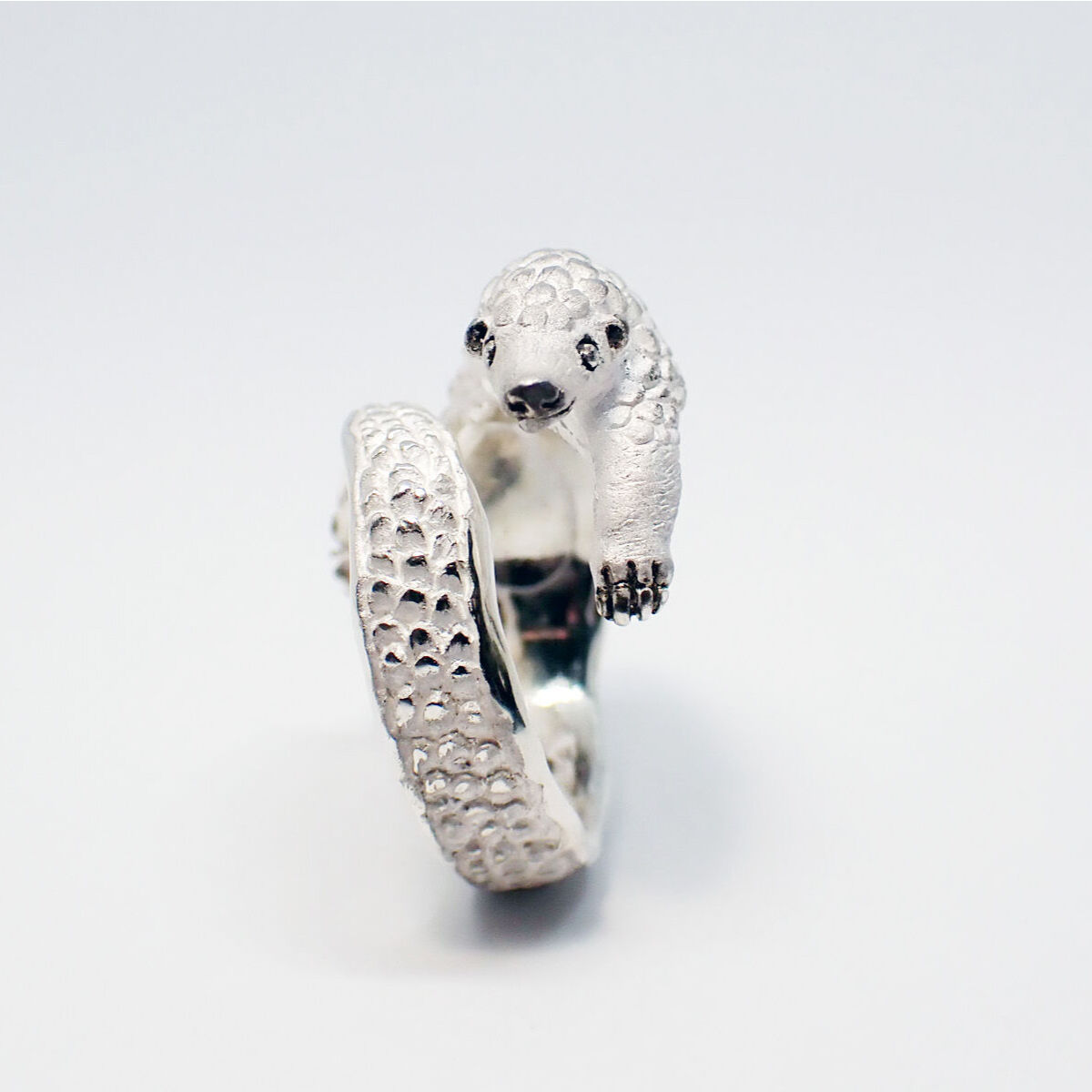 センザンコウと蟻リング(white) | EmiriA online shop