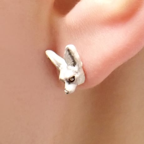 見つめるフェネックピアス(white)