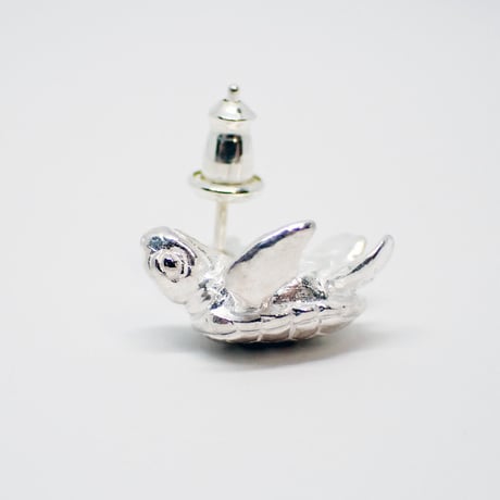 アオウミガメの子ピアス(white)