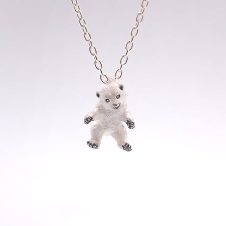 運ばれる幼獣シロクマネックレス