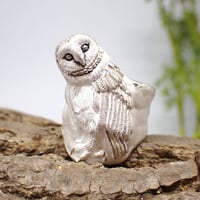 首傾げるメンフクロウリング(white)