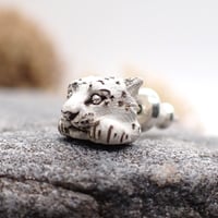 ユキヒョウ両前足ピアス
