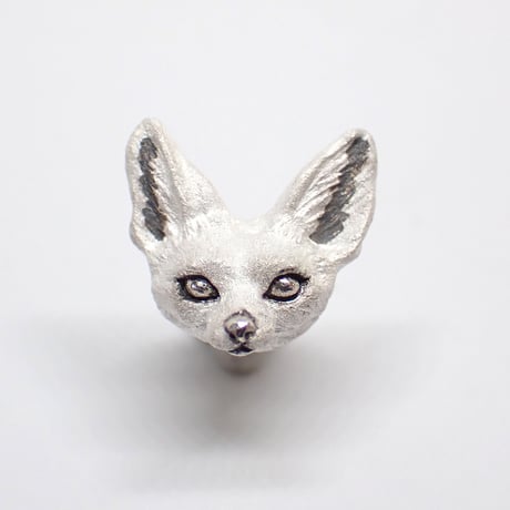 見つめるフェネックピアス(white)