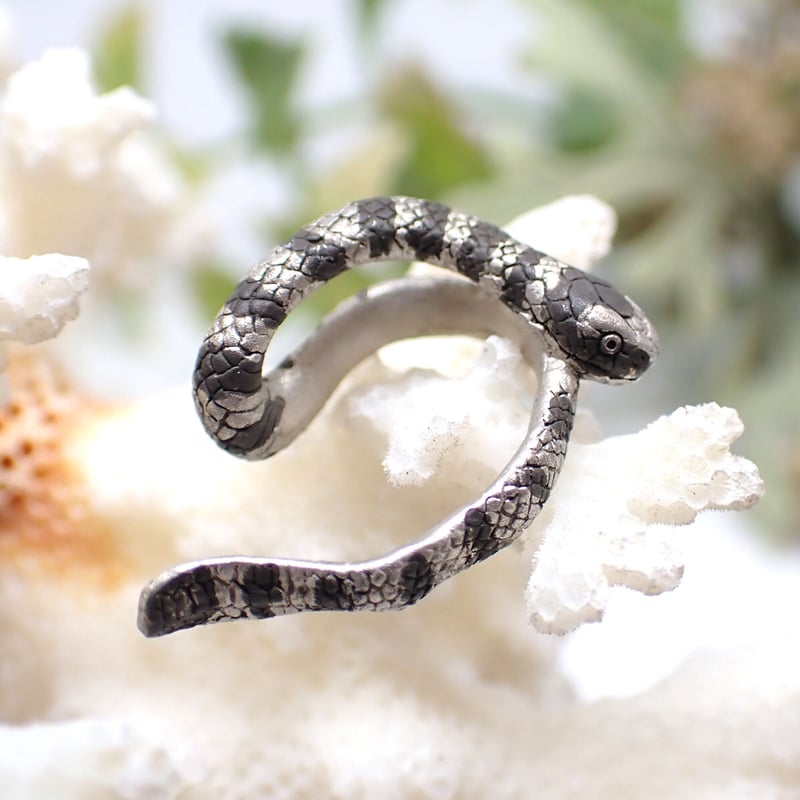 巻き付くウミヘビイヤーカフ(white＆black) | EmiriA online shop