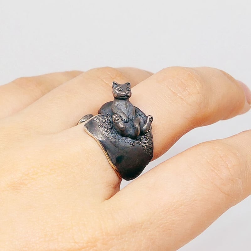 お花畑で寝転ぶネコリング（black） | EmiriA online shop