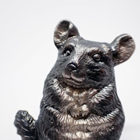 チンチラきょとんブローチ (black matte)