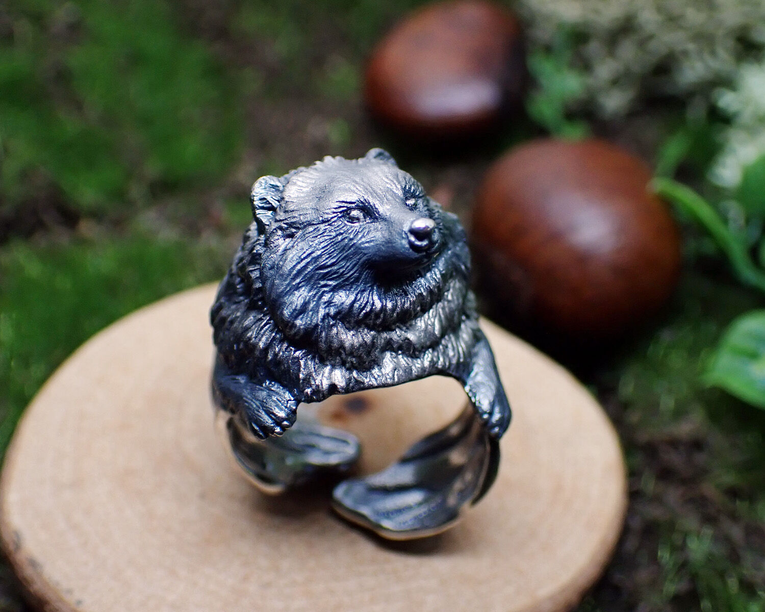 見つめるタヌキリング(black matte) | EmiriA online shop