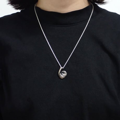 ぶら下がるセンザンコウネックレス(black)